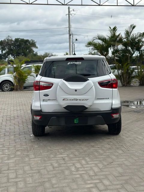 Ford EcoSport na cor branca, vista de trás