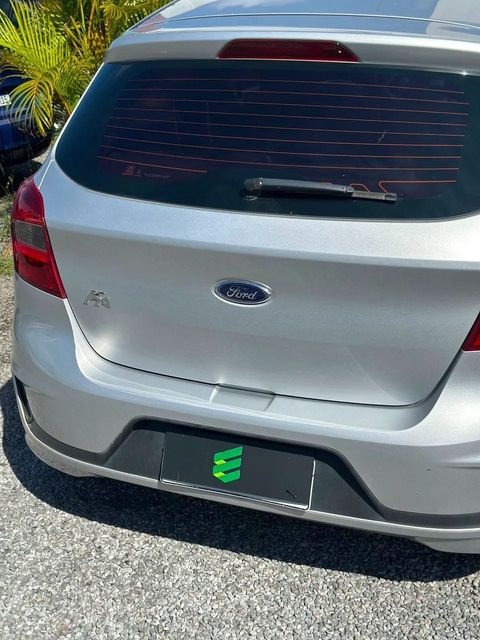 Ford Ka na cor prata, vista de trás