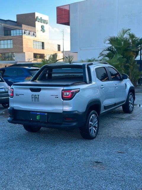 Fiat Strada na cor prata, vista traseira em três quartos (foto 4 de 14)