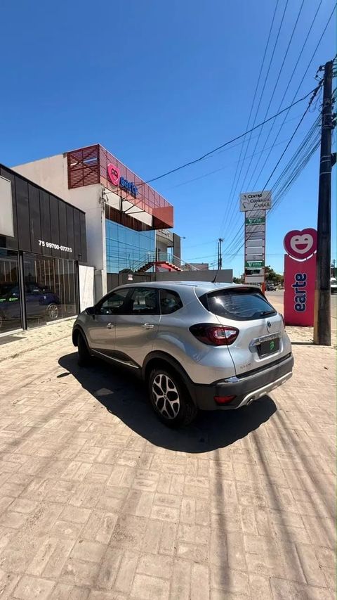 Renault Captur na cor prata, vista traseira em três quartos (foto 9 de 19)