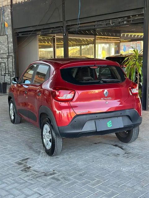 Renault Kwid na cor vermelha, vista traseira em três quartos (foto 6 de 12)