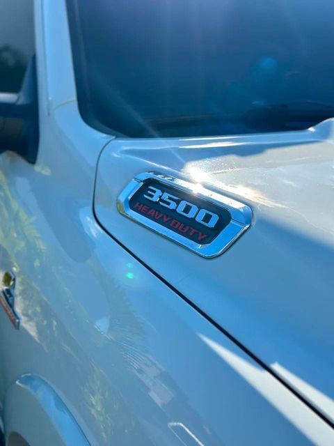 Ram 3500, emblema (foto 16 de 19)
