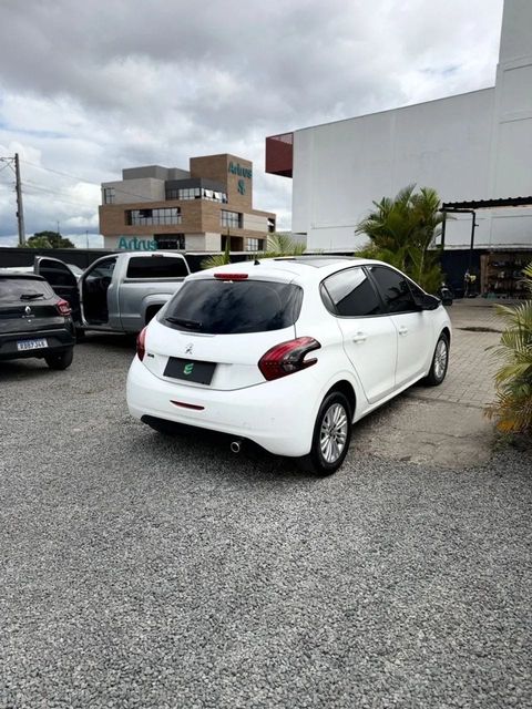 Peugeot 208 na cor branca, vista traseira em três quartos (foto 6 de 12)