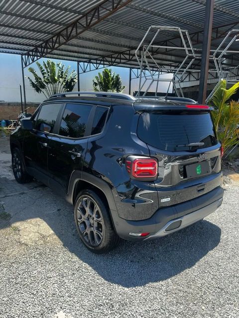 Jeep Renegade na cor preta, vista traseira em três quartos (foto 6 de 12)