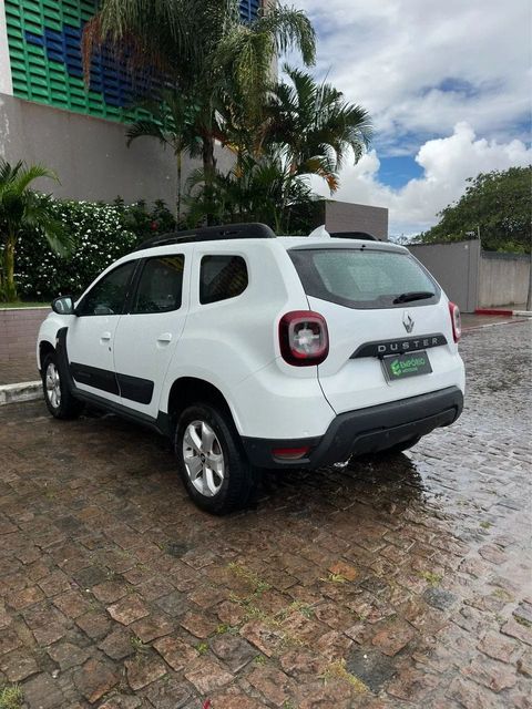 Renault Duster na cor branca, vista traseira em três quartos (foto 6 de 13)