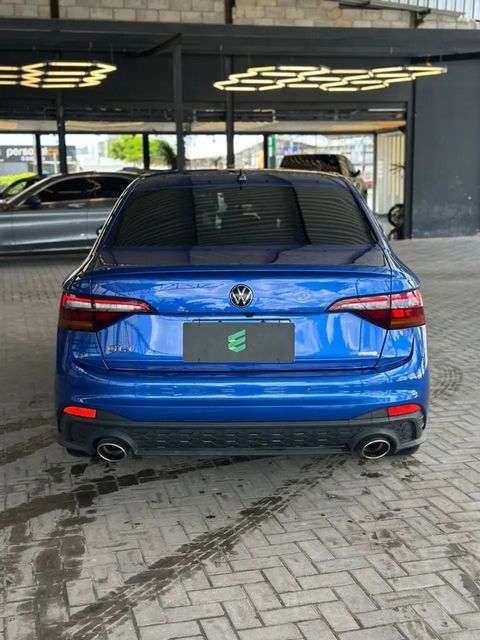 Volkswagen Jetta na cor azul, vista de trás