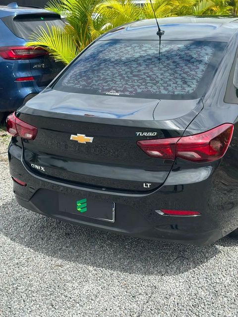 Chevrolet Onix Plus na cor preta, vista de trás