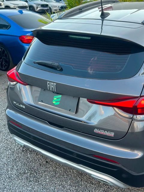 Fiat Pulse na cor cinza, vista de trás