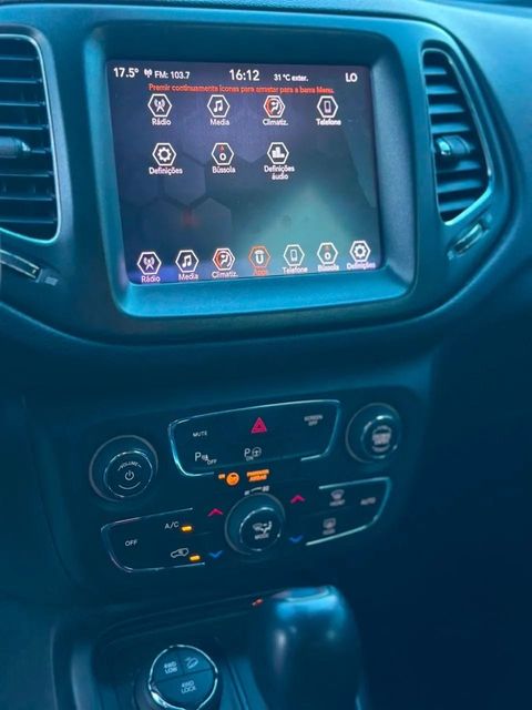 Jeep Compass, central multimídia e comandos do painel