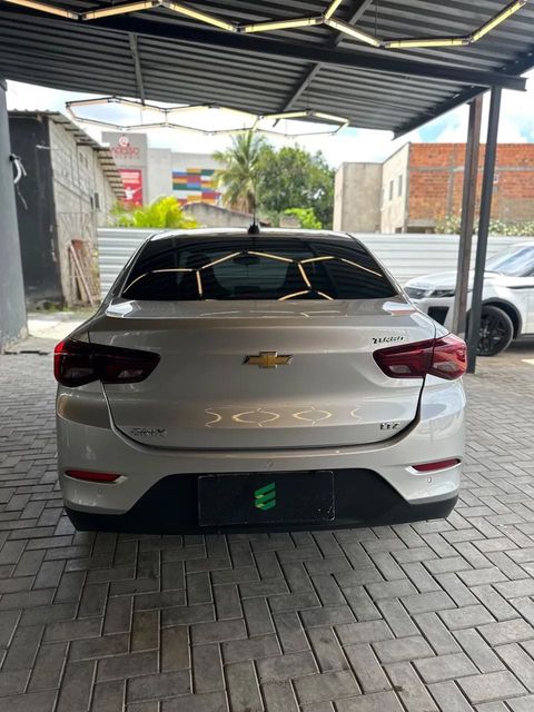 Chevrolet Onix Plus na cor prata, vista de trás