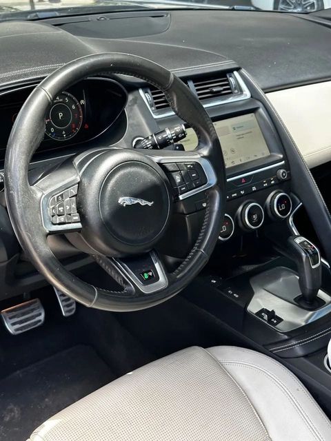Jaguar E-Pace, painel e volante