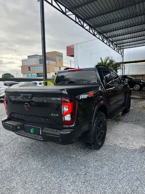 Nissan Frontier na cor preta, vista traseira em três quartos (foto 4 de 15)