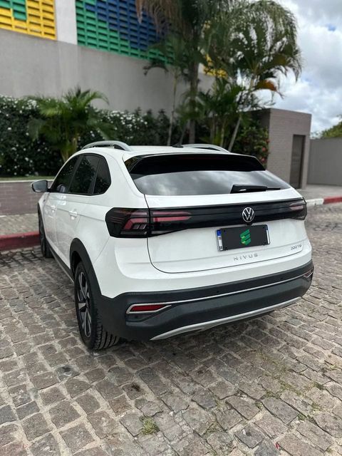 Volkswagen Nivus na cor branca, vista traseira em três quartos (foto 4 de 15)