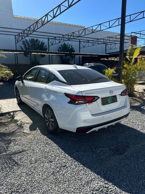 Nissan Versa na cor branca, vista traseira em três quartos (foto 5 de 14)