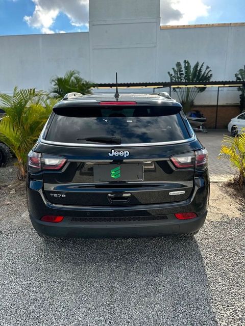 Jeep Compass na cor preta, vista de trás