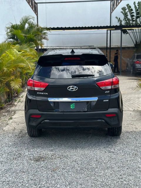 Hyundai Creta na cor preta, vista de trás