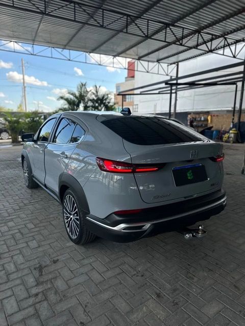 Fiat Fastback na cor cinza, vista traseira em três quartos (foto 6 de 13)