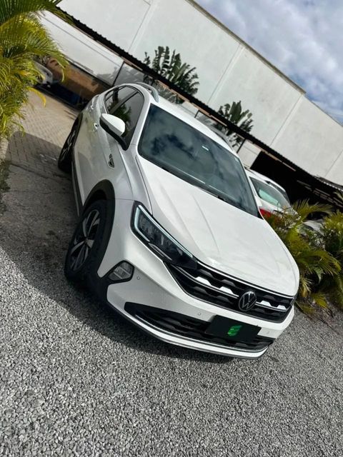 Volkswagen Nivus na cor branca, vista dianteira em três quartos (foto 6 de 17)