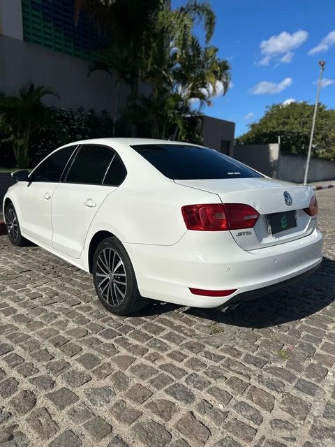 Volkswagen Jetta na cor branca, vista traseira em três quartos (foto 4 de 15)