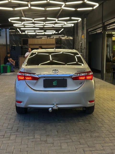 Toyota Corolla na cor prata, vista de trás