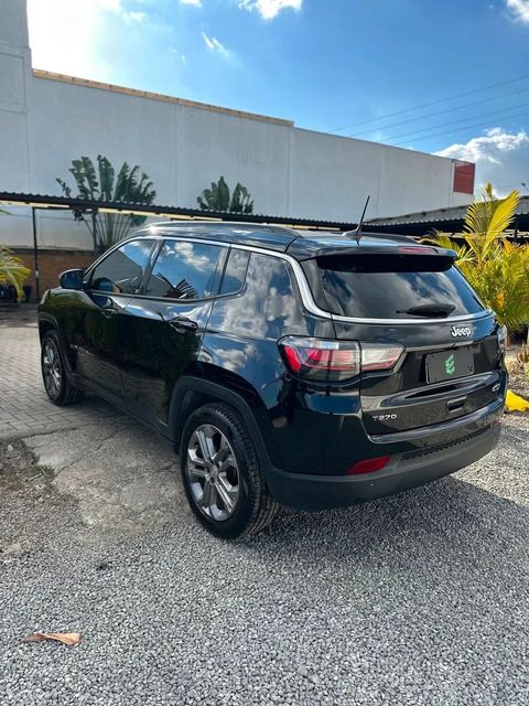 Jeep Compass na cor preta, vista traseira em três quartos (foto 5 de 16)