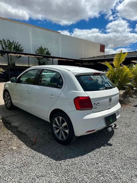 Volkswagen Gol na cor branca, vista traseira em três quartos (foto 7 de 14)