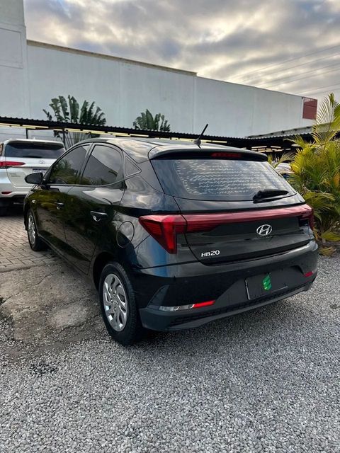 Hyundai HB20 na cor preta, vista traseira em três quartos (foto 6 de 14)