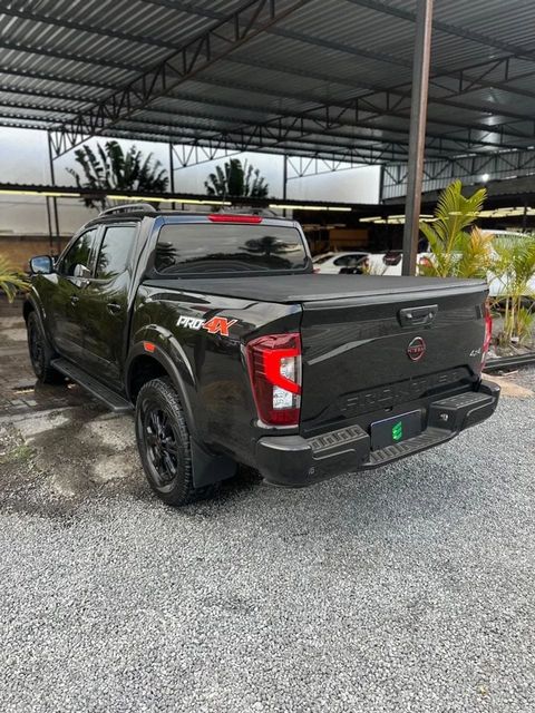 Nissan Frontier na cor preta, vista traseira em três quartos (foto 5 de 15)