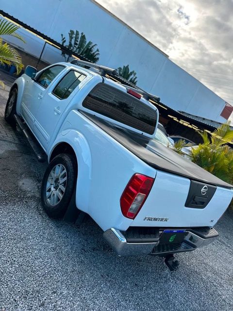 Nissan Frontier na cor branca, vista traseira em três quartos (foto 5 de 15)