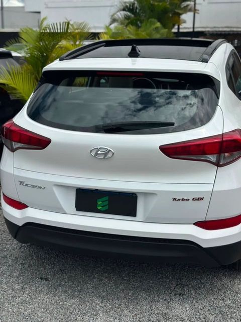 Hyundai Tucson na cor branca, vista de trás