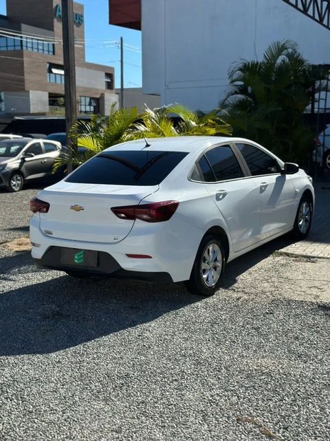 Chevrolet Onix Plus na cor branca, vista traseira em três quartos (foto 6 de 16)