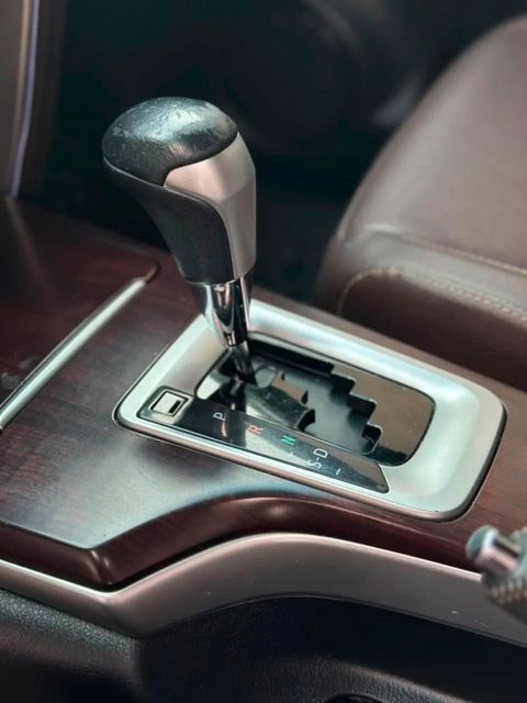 Toyota Hilux SW4, console central e alavanca de câmbio