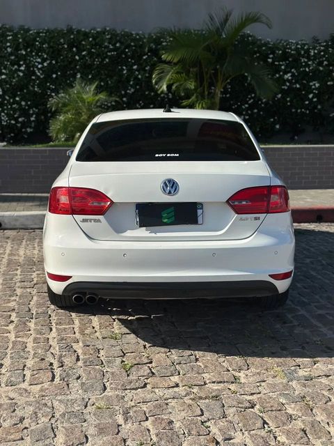 Volkswagen Jetta na cor branca, vista de trás