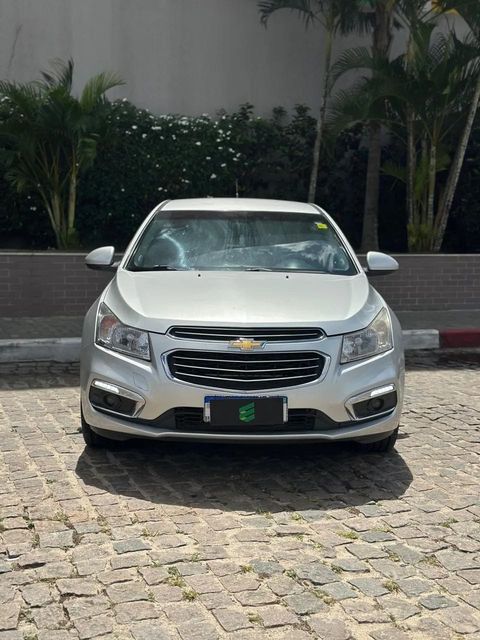 Chevrolet Cruze na cor prata, vista de frente