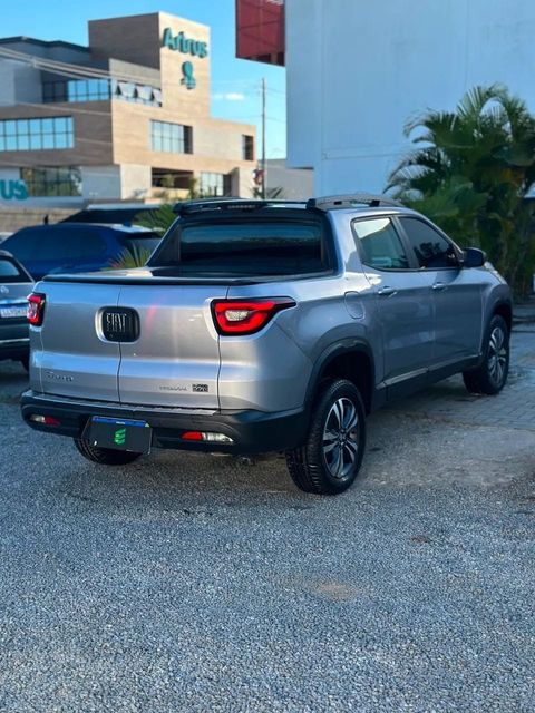 Fiat Toro na cor prata, vista traseira em três quartos (foto 6 de 14)