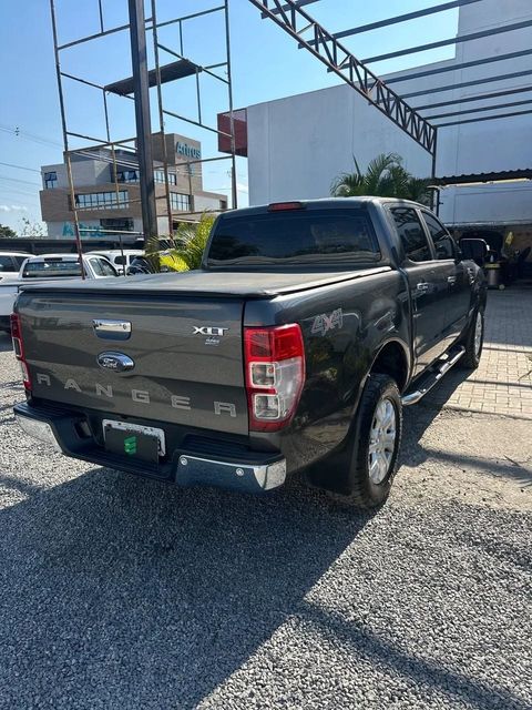 Ford Ranger na cor cinza, vista traseira em três quartos (foto 5 de 15)