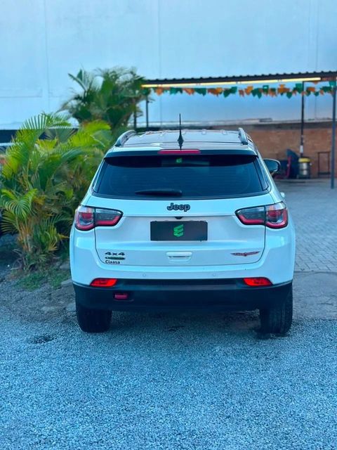Jeep Compass na cor branca, vista de trás