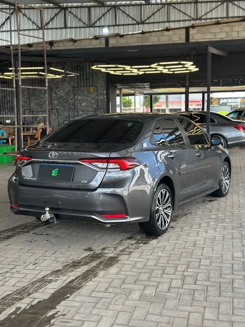 Toyota Corolla na cor cinza, vista traseira em três quartos (foto 6 de 14)