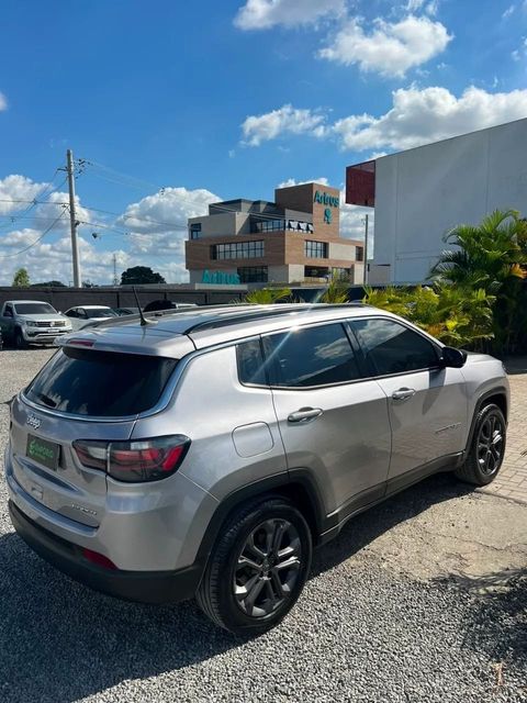 Jeep Compass na cor prata, vista traseira em três quartos
