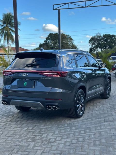 Chery Tiggo 8 na cor cinza, vista traseira em três quartos (foto 5 de 18)