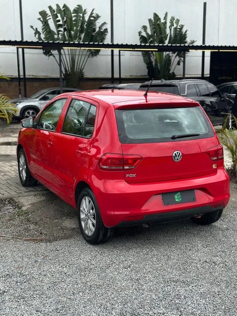 Volkswagen Fox na cor vermelha, vista traseira em três quartos (foto 6 de 15)