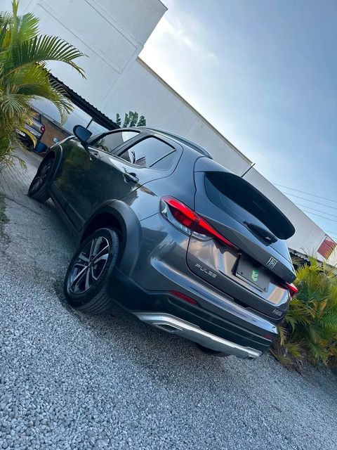 Fiat Pulse na cor cinza, vista traseira em três quartos (foto 6 de 14)