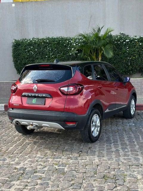 Renault Captur na cor vermelha, vista traseira em três quartos (foto 6 de 14)