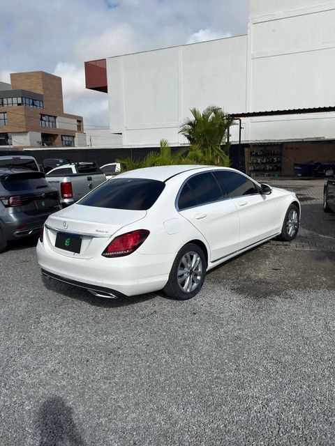 Mercedes-Benz C 180 na cor branca, vista traseira em três quartos (foto 7 de 17)
