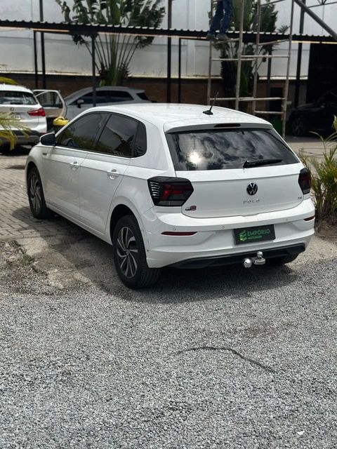 Volkswagen Polo na cor branca, vista traseira em três quartos (foto 6 de 15)