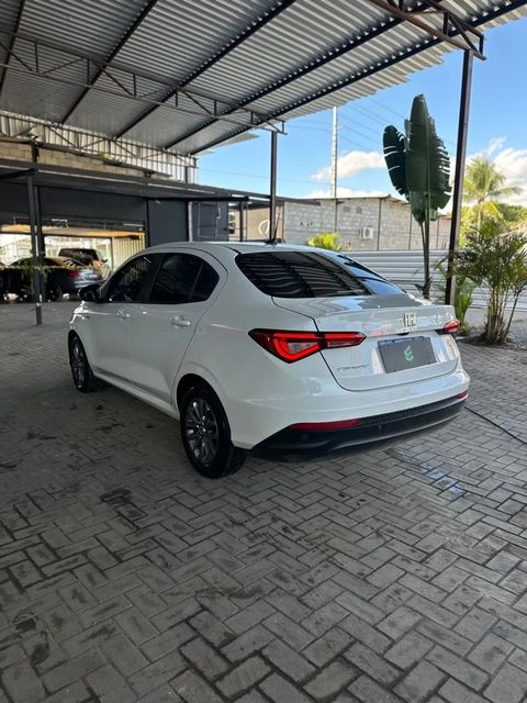 Fiat Cronos na cor branca, vista traseira em três quartos (foto 6 de 14)