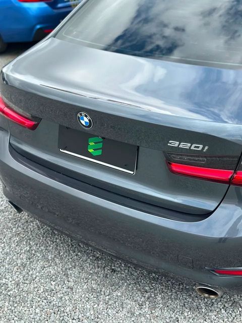 BMW 320i na cor cinza, vista de trás