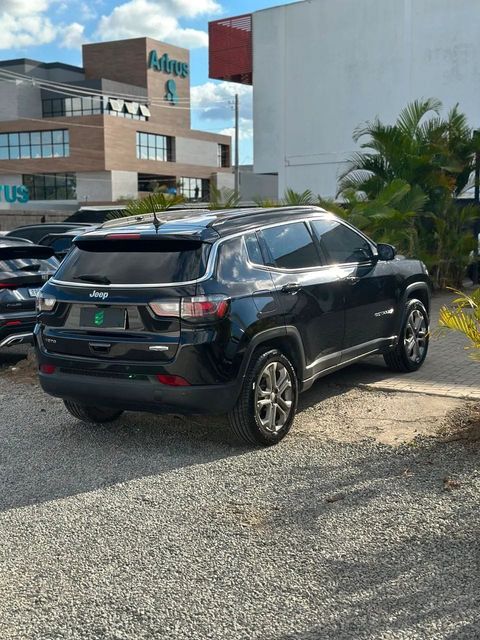 Jeep Compass na cor preta, vista traseira em três quartos (foto 6 de 16)