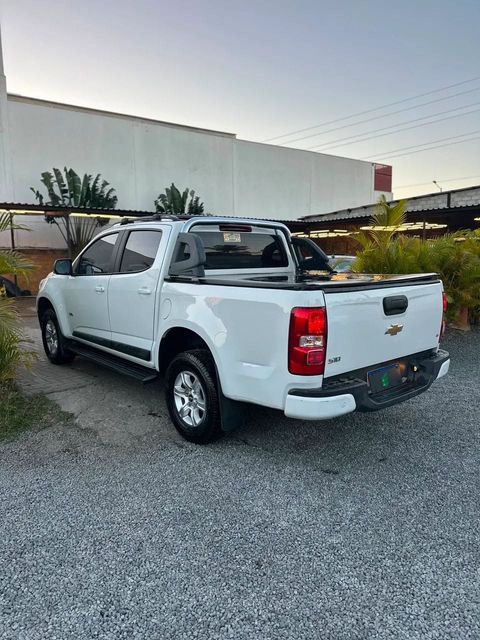 Chevrolet S10 na cor branca, vista traseira em três quartos (foto 7 de 15)