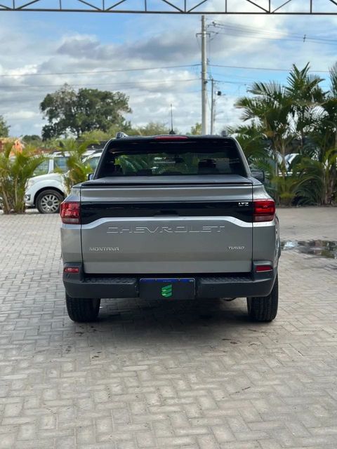 Chevrolet Montana na cor prata, vista de trás